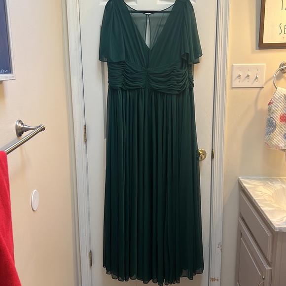 David’s Bridal Hunter Green Flutter Sleeve Bridesmaids Dress - Picture 4 of 10